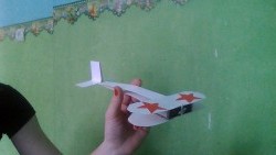Як зробити літак з картону (1)